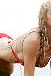 Блондинка модель проскакивает на ее сексуальная бикини и солнце купается на В Пляж