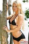 blonde Modell rutscht auf Ihr sexy Bikini und Sonne badet auf die Strand