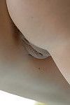 टैटू सुनहरे बालों वाली लड़की एम्मा Mae उजागर बड़े स्तन और पेटी पहने गांड सड़क पर