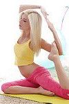 Flexible blonde cutie Piper Perri tun Yoga Posen in spandex