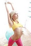 Flexibel Blond Cutie Piper Perri doen Yoga houdingen in spandex
