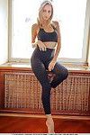 adolescente Babe slides Yoga Calças mais longo pernas durante Glamour ATIRAR