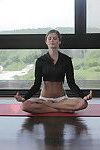 gợi cảm Babe Caprice làm trần truồng tập yoga trong Khỏa thân nghệ thuật