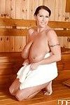 Europea milf Con davvero Grande Tette Laura Orsolya scherzi in il sauna