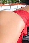 Prachtig slank Babe in een rood Jurk Jennifer attracties op een groot Dildo