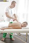 quente massagista é fazendo um Relaxante massagem para um oleada Beleza Carre