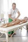 quente massagista é fazendo um Relaxante massagem para um oleada Beleza Carre