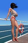 groot breasted 3d Brunette laat haar sexy lichaam op De pier