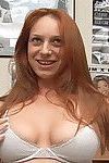 naughty redhead Lana Pfirsiche saugen und humping für Sperma