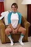 ผมบลอนด์ วิทยาลัย ผู้หญิง traci แสดง Smiley หน้า ในขณะที่ ลังกำจัด ลง ต้อง ถุงเท้า