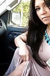 Sıcak Latin anne Alejandra Leon Yanıp sönen traş Amcık için Nakit içinde Araba