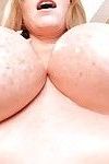 लाल बालों वाली परिपक्व लोमडी पता चलता है उसके विशाल स्तन और उजागर करता है उन्हें में करीब ऊपर