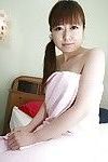 Bonito Ásia adolescente Yuka Takagi expondo ela buceta no Fechar até depois de banheira