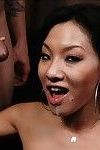 युवा एशियाई आकर्षक आसा अकीरा गड़बड़ में उसके मुंडा चूत और facialized