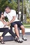 Big boobed Brünette latina Sybil Stallone Reiten Schwanz während hardcore Sex