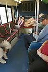 Esmer teşhirci Anastasia Siyah veren bir oral seks Üzerinde kamu Otobüs