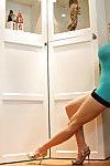 langbeinige Brünette Modell Kayla Kiss anzeigen sexy Zehen und riesige hooters