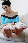Длинноногая брюнетка модель Кейла Поцелуй отображение сексуальная пальцы и огромный Гудков