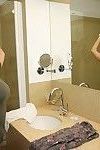 procace bruna Carmen Croft accarezzando Il suo enorme Tette in il doccia