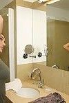 tetona Morena Carmen Croft acariciando su enorme Tetas en el ducha