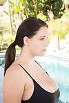 Verlockend Brünette Babe in Badeanzug aufschlussreich Ihr Wunderschöne massive Krüge