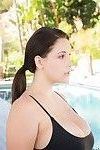 Verlockend Brünette Babe in Badeanzug aufschlussreich Ihr Wunderschöne massive Krüge