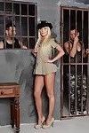 Gevangenis triootje neuken met Een Fantastisch Blond chick met tiny tieten Angie Koks