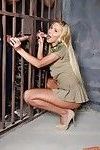 Hapishane üçlü siktir et ile bir Süper Sarışın piliç ile minik göğüsleri Angie Koks