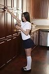 amateur Cutie Lucy Pop het krijgen van Geneukt in school uniform in keuken