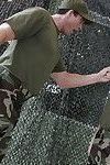 сексуальная Детка в военные униформа Джеки Дэниелс есть ее щелевая Бурят