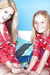 winzige teen Mädchen Alyssa & Hoffe zeigen Kleine Titten und geben handjob in hot 3some