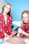 tiny tiener meisjes Alyssa & Hoop toon Kleine tieten en geven handjob in hot 3some