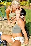 Bikini clad Sıcak lezbiyen kadınlar içinde bot öpüşme & oynuyor kedi açık havada