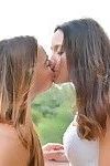 długonoga Lesbos w Wysoka obcasy lampy błyskowej nie majtki upskirts na zewnątrz i pocałunek na usta