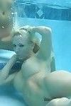 大 波连 金发女郎 与 漂亮的 屁股 游泳 赤裸裸的 在 的 游泳池 & 吃 猫