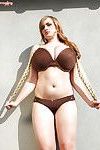 Big Blondie Babe Streifen aus Braun Dessous und zeigt Ihr massive Titten