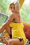 Блондинка Фотомоделей Кассандра Линн Полоски сексуальная нижнее белье в разоблачить фейк Большой сиськи