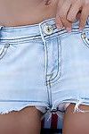 brunette Lexi les hangars shorts & blanc culotte à l'extérieur pour énorme mamelons gros plan