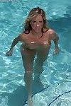 w wieku Blondynka Jodie Zachód stracić Miło cycki Od Bikini w pływanie basen