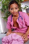 amateur negro Babe bares afeitado Adolescente Coño después de el derramamiento de enfermera uniforme