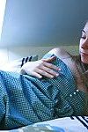 18 वर्ष पुराना आकर्षक एरियन मैस्टर्बेटिंग उसके बालों वाली योनी में बेडरूम