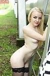 gran día para :amateur: Adolescente Bella lei a pose desnudo al aire libre