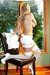 amateur milf nikki Sims teasing dans froufrous lingerie et blanc bas