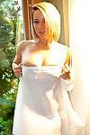 amateur milf nikki Sims teasing dans froufrous lingerie et blanc bas