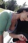 काले बाल वाली एमेच्योर बेला रीज़ चमकती उसके आश्चर्यजनक स्तन घर के बाहर