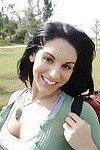 काले बाल वाली एमेच्योर बेला रीज़ चमकती उसके आश्चर्यजनक स्तन घर के बाहर