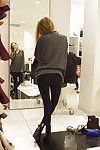 skinny Giocoso bionda teen Reese Berkman piegatura oltre in un negozio