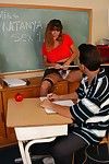 volwassen docent in kousen katanya krijgt sloeg :Door: Harige Student in Klas