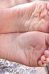 Chloue Lacourt und Niki Diamant sind lecken Füße in ein Fuß Fetisch vid