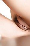 Asiatische Babe Marica Hase zeigt Ihr Süß Kleine boobies und pussy